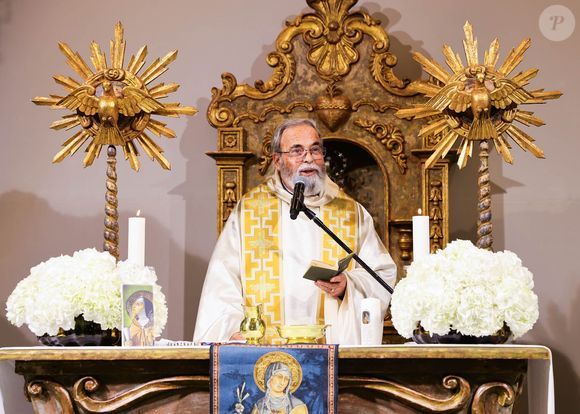 Zezé Di Camargo e Graciele Lacerda escolheram o padre Antonio Maria para batizar a filha do casal, Clara