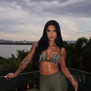 Na briga, Rayane Figliuzzi teria machucado os dedos. A modelo nega a versão do jornalista