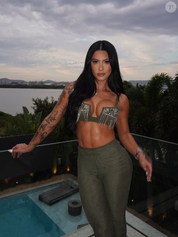 Na briga, Rayane Figliuzzi teria machucado os dedos. A modelo nega a versão do jornalista