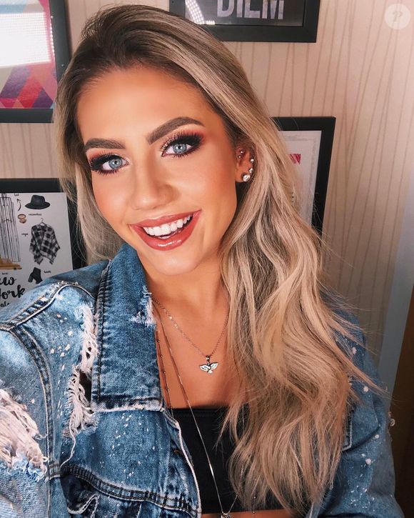 Ja neste visual, Catherine Bascoy deixou as raízes naturais à mostra