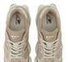 Por serem neutros e atemporais, os tons terrosos permitem que o New Balance 9060 Mushroom Arid Stone Beige combine facilmente com jeans, peças de alfaiataria, saias, vestidos e praticamente qualquer item de um guarda-roupa cápsula