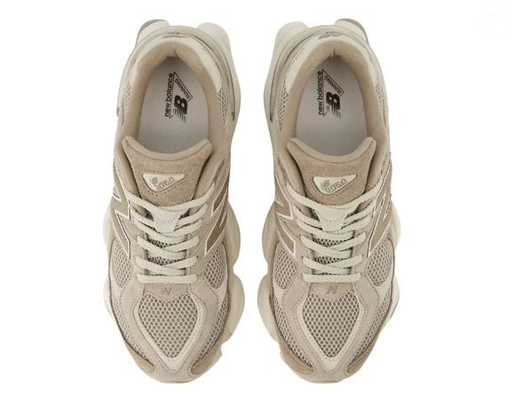 Por serem neutros e atemporais, os tons terrosos permitem que o New Balance 9060 Mushroom Arid Stone Beige combine facilmente com jeans, peças de alfaiataria, saias, vestidos e praticamente qualquer item de um guarda-roupa cápsula