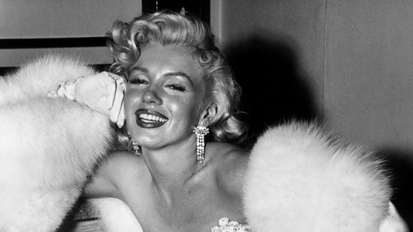 Encontrei na Shopee: o sapato de noiva que se inspira em Marilyn Monroe, um tamanco com pelúcia perfeito para o 'making off' no casamento