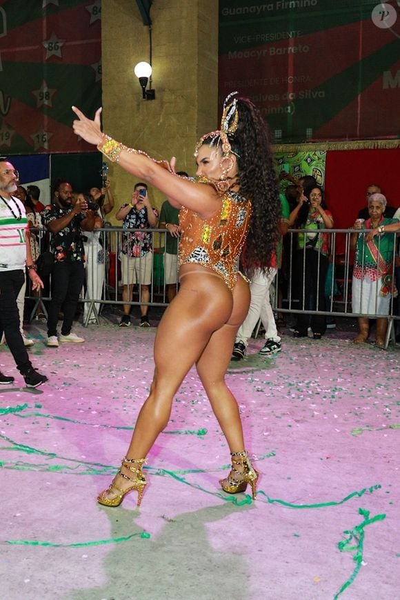 Evelyn Bastos, Rainha de bateria da Mangueira no Carnaval, está à frente da escola verde e rosa há quase 12 anos.