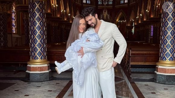 Batizado da filha de Luan Santana e Jade Magalhães rouba a cena com bolo minimalista e luxuoso