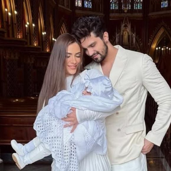 Batizado da filha de Luan Santana e Jade Magalhães rouba a cena com bolo minimalista e luxuoso