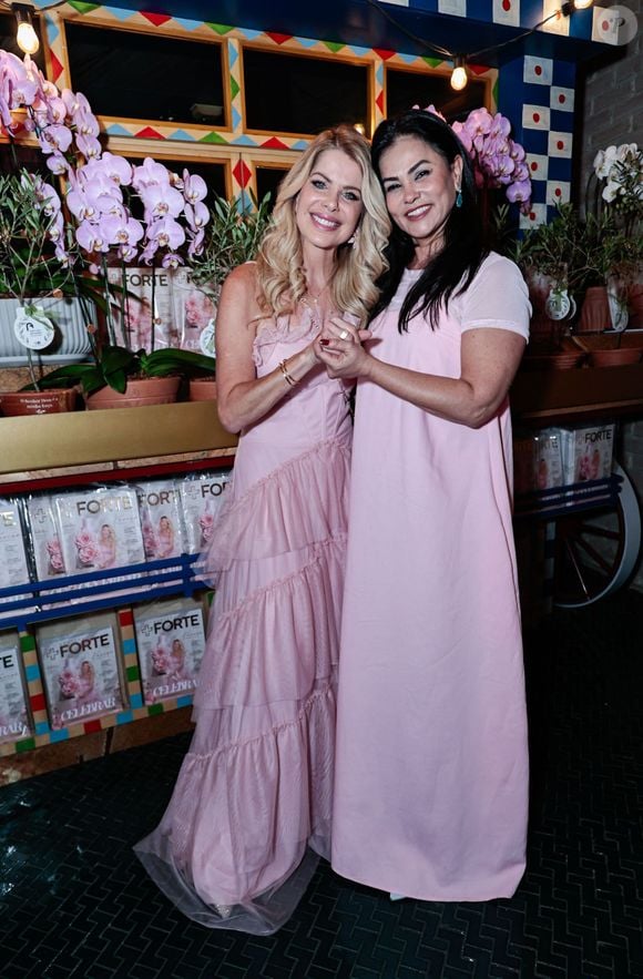 Suzana Alves, conhecida como Tiazinha, esteve na festa de 50 anos de Karina Bacchi, realizada em São Paulo