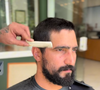 O ator de 39 anos fez questão de mostrar nas redes sociais a transformação visual para viver o filho desaparecido de Arthur Brandão (Antonio Fagundes), papel que promete movimentar a história a partir do capítulo 102.