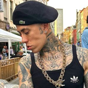 MC Daniel também fez uma tatuagem pequena no rosto