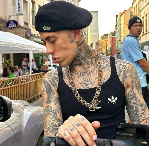 MC Daniel também fez uma tatuagem pequena no rosto