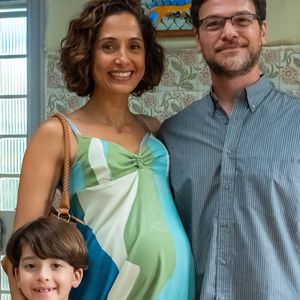 Ellen (Camila Pitanga) retorna com falsa gravidez e casada com Hudson (Emílio Dantas) e com o enteado Igor (Theo Matos)