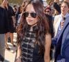 A atriz Jenna Ortega no desfile da Christian Dior, eterna 'Wandinha', ajudou a impulsionar a febre das jaquetas napoleônicas após aparecer com produções sombrias e estruturadas que lembram o visual militar glam que domina 2026