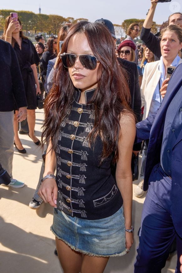 A atriz Jenna Ortega no desfile da Christian Dior, eterna 'Wandinha', ajudou a impulsionar a febre das jaquetas napoleônicas após aparecer com produções sombrias e estruturadas que lembram o visual militar glam que domina 2026
