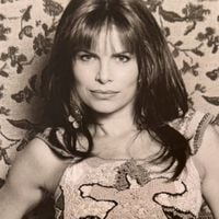 ‘Odete na fase mocinha Duprat’: Débora Bloch surge com franjinha em clique raro dos anos 90 e é comparada a Solange, de ‘Vale Tudo’