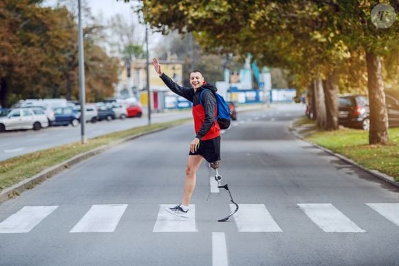 Psicologia aponta que muitos pedestres que acenam quando motorista de carro freia para lhe dar preferência também sabem dirigir e entendem a dificuldade de se frear no meio do trânsito