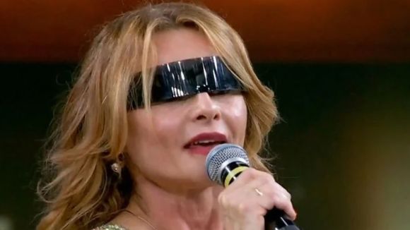 Rita Guedes de óculos escuros no 'Dança dos Famosos 2026' após blefaroplastia: 'quando a pálpebra não funciona adequadamente, o olho pode ficar mais exposto e isso pode favorecer ressecamento e lesões na superfície ocular', o alerta de cirurgião plástico