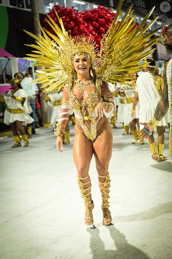 Diferente do ano passado, Fabíola Andrade agora pode levar fotos para Rogério Andrade na prisão: "Tenho certeza que ele vai adorar", disse