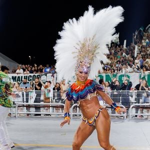 Viviane Araujo foi convidada para entregar a coroa a Anitta, nova rainha de bateria da Grande Rio para o Carnaval 2027