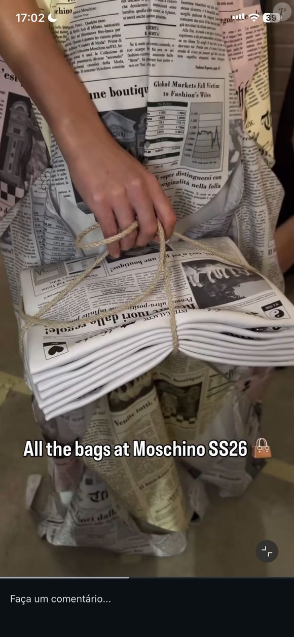 Moschino repagina ícones como smileys, jornais e trompe-l’oeil em desfile que une nostalgia e atualidade