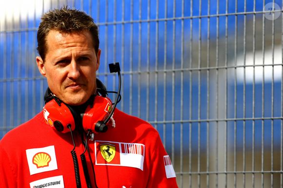Michael Schumacher sofreu o acidente nos Alpes Franceses. O esqui do piloto acertou uma rocha e ele foi alçado a dez metros de distância