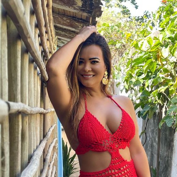 "Se eu não desse a senha do meu celular, ele me punia com desprezo. Jogava na minha cara que tinha largado a vida para morar comigo, e que eu nunca iria encontrar alguém que me amasse de verdade", acrescentou a celebridade.