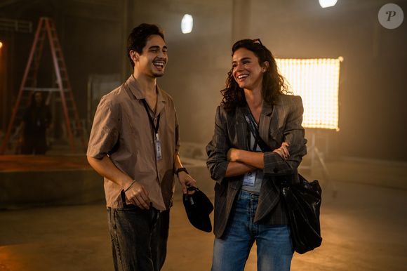 Na nova temporada, o blazer cinza ganha novamente espaço no guarda-roupa de Bia, desta vez em uma proposta que conversa com a estética corpcore, mas mantém a personalidade despojada da personagem. É aquele tipo de peça que prova que o look de trabalho também pode ter informação de moda