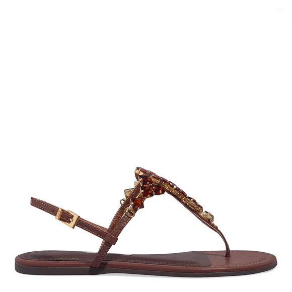 Um dos itens que chamou atenção foi a rasteirinha marrom. Encontramos um modelo de napa com bico arredondado bem parecido com o da ex apresentadora do Video Show