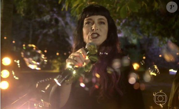 Cláudia Abreu cantou tema clássico de 'Vamp' no capítulo desta sexta-feira (16) de 'Dona de Mim'