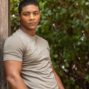 Marlon (Humberto Morais) volta a ter um affair com Leona