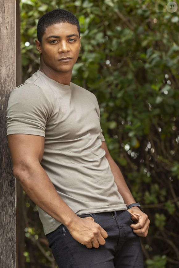 Marlon (Humberto Morais) volta a ter um affair com Leona