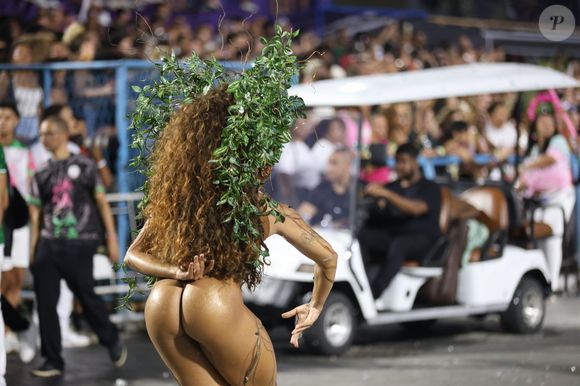 Evelyn Bastos será rainha de bateria da Mangueira no Carnaval 2026 do Rio pelo 12º ano seguido