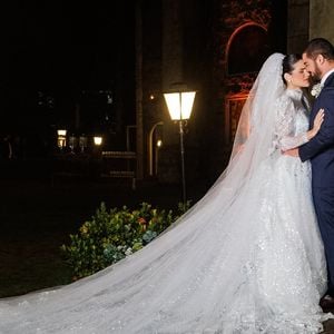 O primeiro vestido de noiva de Luana Sales chamou atenção pelo trabalho em texturas florais cintilantes e pelo véu de comprimento catedral