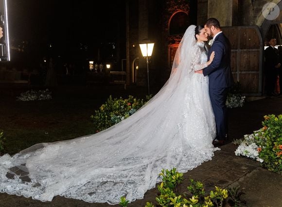 O primeiro vestido de noiva de Luana Sales chamou atenção pelo trabalho em texturas florais cintilantes e pelo véu de comprimento catedral
