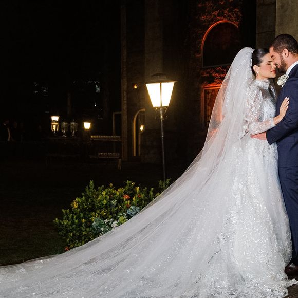 O primeiro vestido de noiva de Luana Sales chamou atenção pelo trabalho em texturas florais cintilantes e pelo véu de comprimento catedral