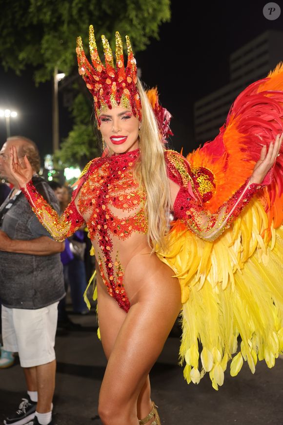 Influenciadora e Musa da agremiação, Erika Schneider abusou da ousadia, luxo e representatividade em sua fantasia para o desfile desta terça-feira (4)