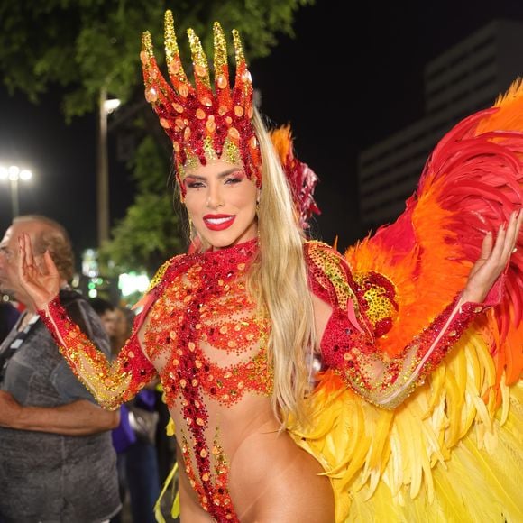 Influenciadora e Musa da agremiação, Erika Schneider abusou da ousadia, luxo e representatividade em sua fantasia para o desfile desta terça-feira (4)