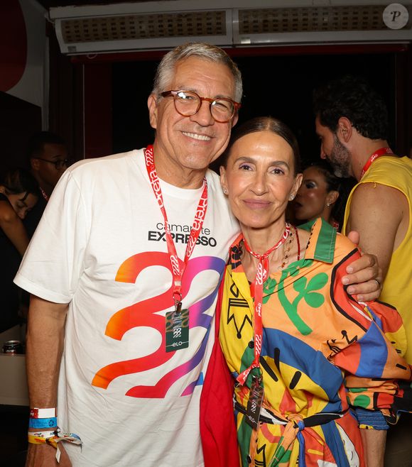 Carnaval de Salvador: esposa de Gilberto Gil, Flora Gil posou ao lado do ____ no Camarote 2222