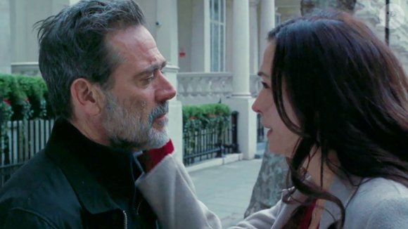 'Postais Mortíferos' está nos últimos dias na Netflix. Estrelado por Jeffrey Dean Morgan, o suspense policial acompanha uma investigação internacional para capturar um serial killer que envia cartões-postais antes de cada crime. O filme deixa o catálogo em 1º de agosto