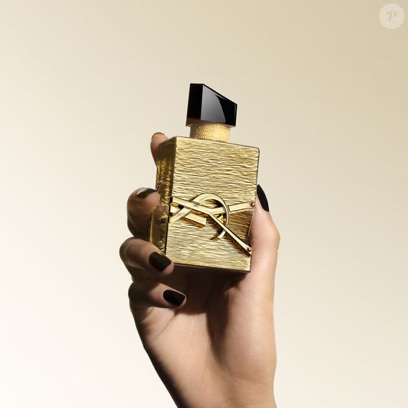 O frasco do novo perfume Libre Couture Vanilla remete à sofisticação do ouro