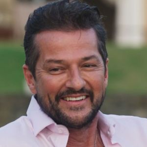 Em 'Beleza Fatal', Rog (Marcelo Serrado) foge da cadeia.