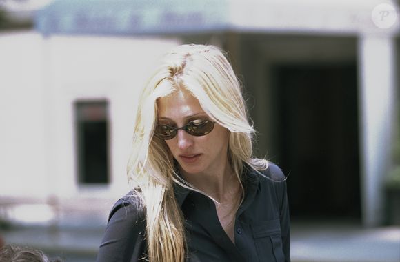 'Loiro manteiga' de Carolyn Bessette volta com força total e vira aposta mais chique para 2026