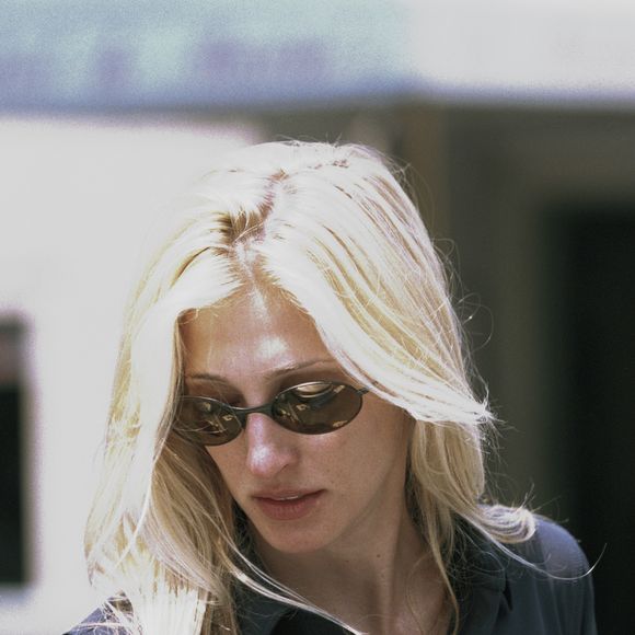 'Loiro manteiga' de Carolyn Bessette volta com força total e vira aposta mais chique para 2026