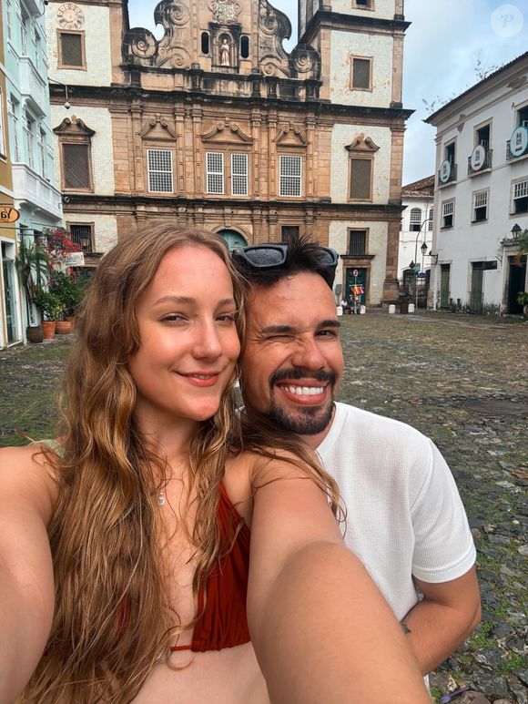 Lucas Borbas está noivo da fonoaudióloga Diulia Loregian, com quem já planeja um casamento intimista