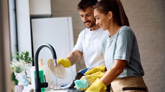 A taxa de natalidade continua a cair. De acordo com uma pesquisa feita por um ganhador do Prêmio Nobel, o problema é que os homens não lavam a louça