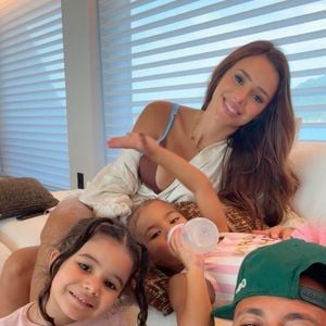 Em meio à repercussão da confusão contra o Remo, Neymar surgiu em clima de tranquilidade ao lado de Bruna Biancardi, Mavie e familiares durante um passeio de iate.