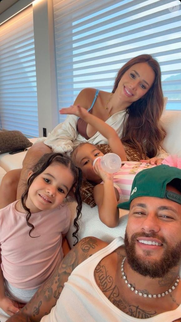 Em meio à repercussão da confusão contra o Remo, Neymar surgiu em clima de tranquilidade ao lado de Bruna Biancardi, Mavie e familiares durante um passeio de iate.