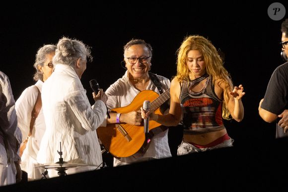 Shakira samba com Maria Bethânia e Caetano Veloso em ensaio nas areias de Copacabana nesta sexta, 1 de maio