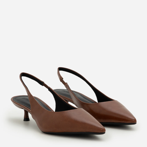 Com salto kitten heel e bico fino, o modelo une feminilidade clássica e versatilidade fashion