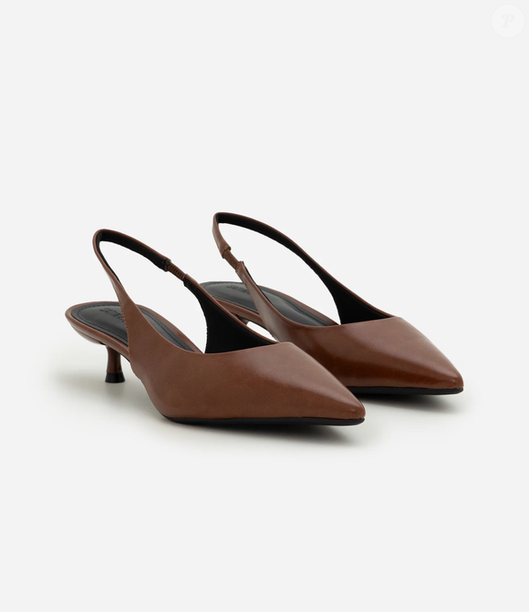 Com salto kitten heel e bico fino, o modelo une feminilidade clássica e versatilidade fashion