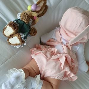 Jade Magalhães mostrou a filha com Luan Santana vestida de coelhinha